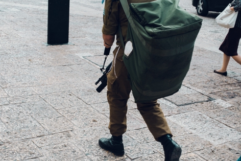  October 21, 2018. Jerusalem. Israel. A young Israeli soldier in compulsory military service returns from duty. He carries his travel bag and his rifle.21 octobre 2018. Jerusalem. Israel. Un jeune militaire isra?lien en service militaire obligatoire rentre de service. Il porte son sac de voyage et son fusil.