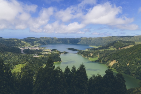 TG3377128 22 may 2017. Sao Miguel Azores. Portugal. The famous lakes of Sete Cidades, blue and green are one of the most known places of Azores Island. 
22 mai 2017. Sao Miguel. A?es. Portugal. Les c?bres lacs volcaniques de Sete Cidades, visites incontournables de le l'archipel des A?es.