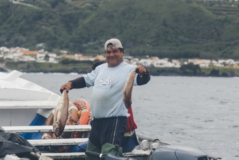 TG3377142 22 may 2017. Sao Miguel Azores. Portugal. In Mosteiros some men, fishermen, catch fish to sell it to the restaurant or locals people.
22 mai 2017. Sao Miguel. A?es. Portugal.  Mosteiros, certains hommes, p?eurs, vont en mer attraper du poisson pour les restaurants o?s habitants du village.