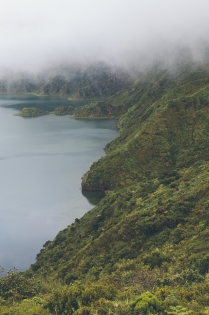 TG3377155 22 may 2017. Sao Miguel Azores. Portugal. The Lagoa do Fogon in the clouds. One of the famous lake in Sao Miguel Island.
22 mai 2017. Sao Miguel. A?es. Portugal. Le lac  Lagoa do Fogo sur l'? de Sao Miguel est l'un des plus connu.