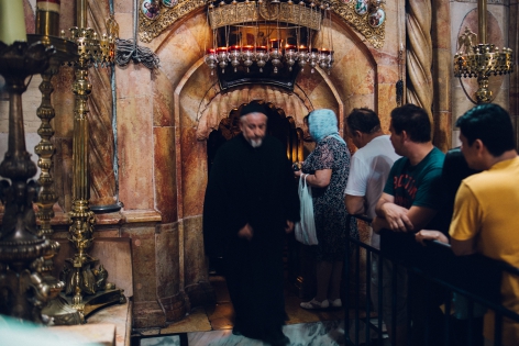  October 21, 2018. Jerusalem. Israel. Inside the Holy Sepulchre, the church in which is located the tomb in which the body of Jesus was placed after his crucifixion, according to Christian tradition. Visitors are rushing in. Here, a priestess comes out of the tomb.21 octobre 2018. Jerusalem. Israel. ? l'int?rieur du Saint S?pulcre, l'?glise dans laquelle est situ?e le tombeaux dans lequel le corps de J?sus a ?t? d?pos? apr?s sa crucifixion, selon la tradition chr?tienne. Les visiteurs se pressent. Ici, un pr?tre sort du tombeau.