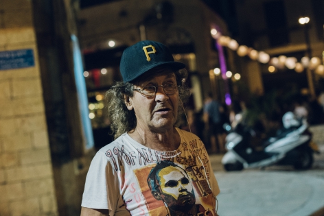  October 19, 2018. Tel Aviv. Israel. On a street in Tel Aviv, a man wears a T-shirt ‟99% of people are on the way to hell. ? 
Jews, Christians or Muslims have their prophets, their enlightened, their converts here. Feeling the end of the world coming, they come to seek redemption in the Holy Land. ‟I went to hell,‟ said this man. I saw everyone, my friends dead because of the drugs, Hitler, they were all there. They were not 100% believers.‟ 
19 octobre 2018. Tel Aviv. Israel. Dans une rue de Tel Aviv, un homme porte un T-shirt ? 99% of people are on the way to hell. ? 
Juifs, Chr?tiens ou Musulmans ont ici leurs proph?tes, leurs illumin?s, leurs convertis. Sentant venir la fin du monde, ils viennent chercher la r?demption en Terre Sainte. ? Je suis all? en enfer, me raconte cet homme. J?ai vu tout le monde, mes amis morts ? cause de la drogue, Hitler, ils ?taient tous l?. Ils n?ont pas ?t? croyants ? 100% ?