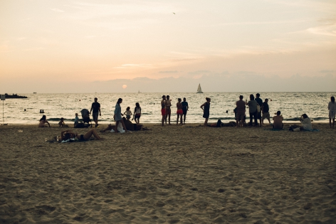  October 20, 2018. Tel Aviv. Israel. On Banana Beach, at sunset, young people and families enjoy the last rays of the sun. Often well-off, young people from new families in Tel Aviv come from Europe or the United States to do their ‟Aliyah‟, develop a professional activity or join their families.
20 octobre 2018. Tel Aviv. Israel. Sur la plage de Banana Beach, au coucher du soleil, des jeunes et des familles profitent des derniers rayons du soleil. Souvent ais?s, les jeunes issus des nouvelles familles de Tel Aviv, viennent d'Europe ou des Etats-Unis pour faire leur ‟Aliyah‟, d?velopper une activit? professionnelle ou rejoindre leur famille.