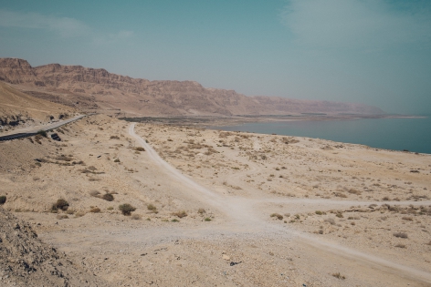  October 24, 2018. Dead sea. Israel. View of the Dead Sea from Kalya. On Route 90. In the east of the country, the Dead Sea serves as the border with Jordan. To get there you have to take highway 1 which crosses the West Bank. Everywhere cameras, along the separation wall. And barbed wire. Then the desert and the dead sea.
24 octobre 2018. Mer morte. Israel. Vue sur la Mer Morte depuis Kalya.sur la route 90. ? l'est du pays, la mer morte sert de fronti?re avec la Jordanie. Pour y acc?der il faut prendre l'autoroute 1 qui traverse la Cisjordanie. Partout des cam?ras, le long du mur de s?paration. Et des barbel?s. Puis le d?sert et la mer morte.