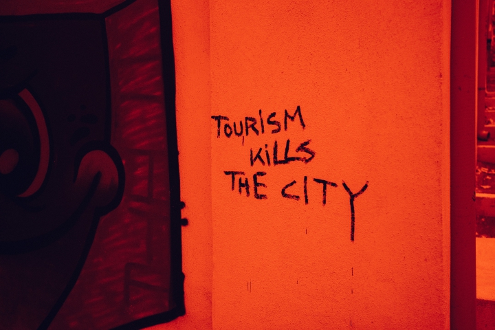  August 13, 2020. Marseilles. Writings on the walls denounce mass tourism in Marseille.13 aout 2020. Marseille. Des ecrits au murs denoncent le tourisme de masse ? marseille.